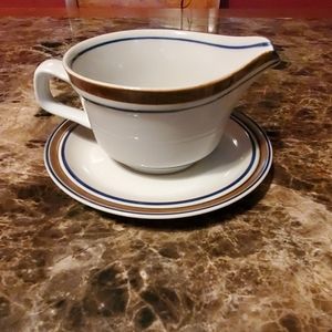 Gravy boat with serving plate